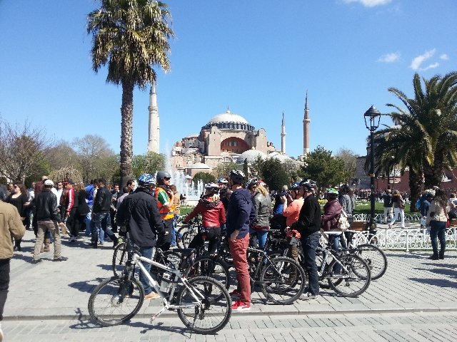 Stop tijdens de highlights fietstour bij de 1500 jaar oude kerk, Hagia Sophia...